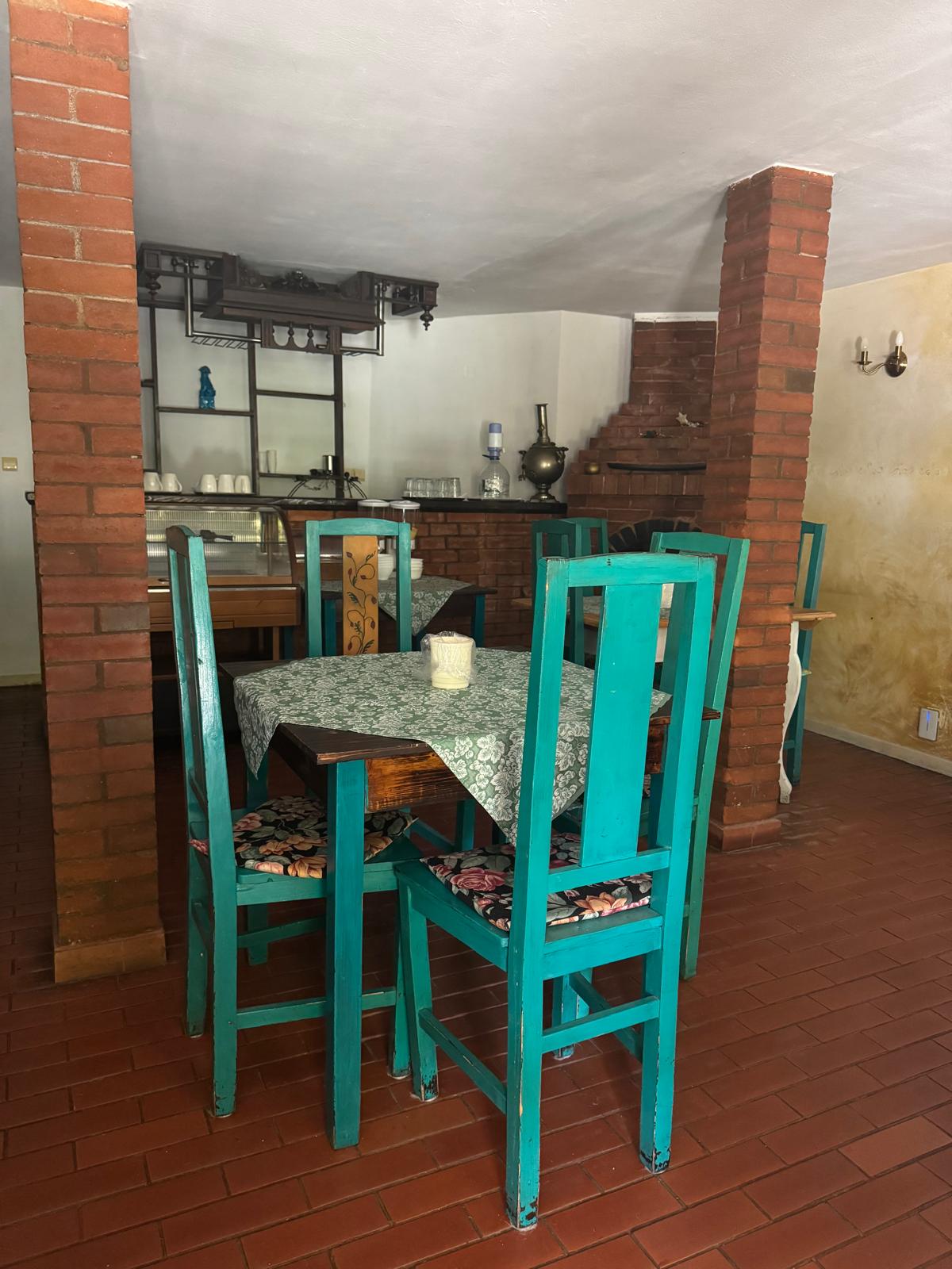 Pensiunea Giulia — sală de mese cu detalii din cărămidă