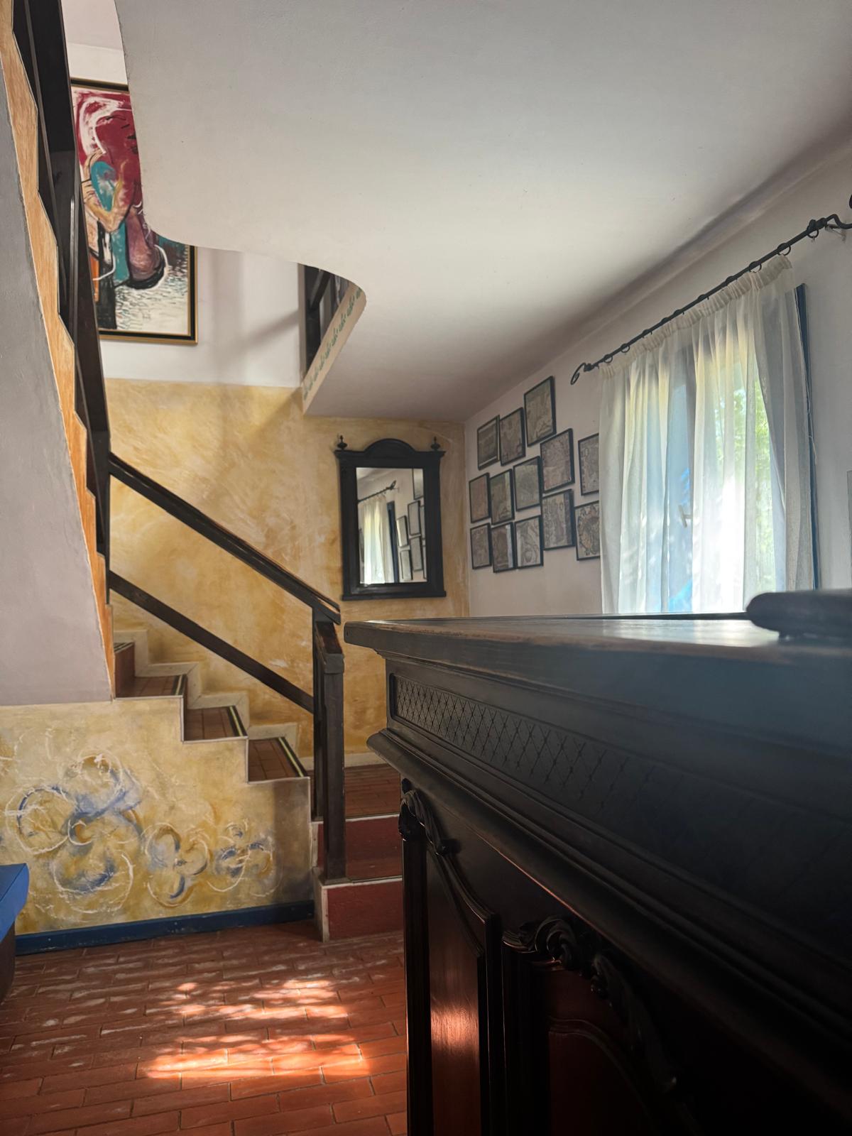 Pensiunea Giulia — scară interioară și galerie de artă